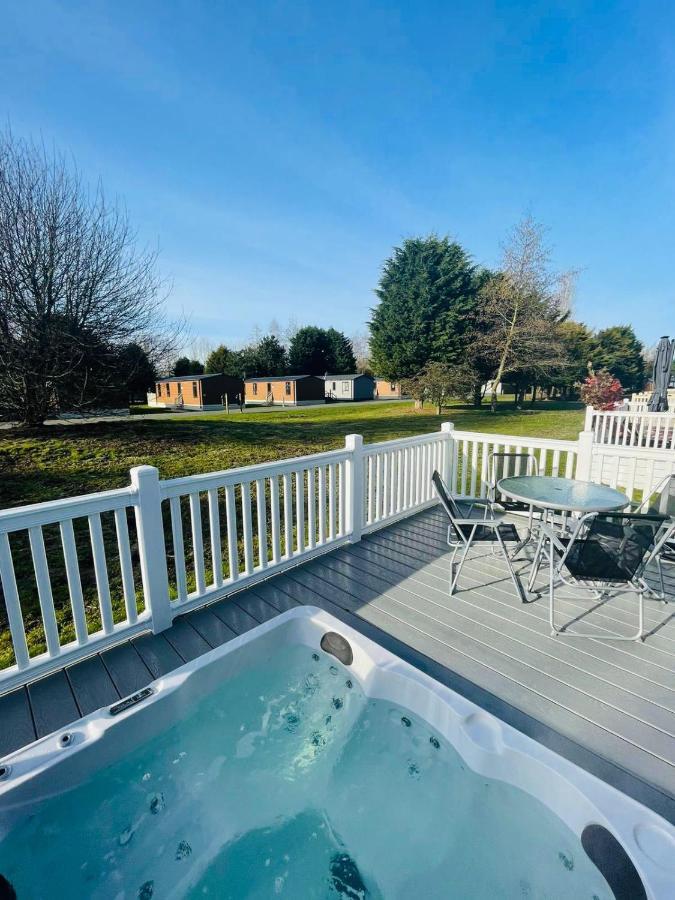 Brians Lodge With Hot Tub Поклингтон Экстерьер фото